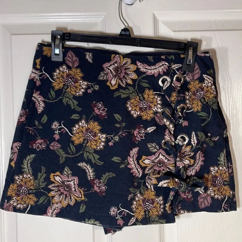 Stradivarius floral mini skort size 8